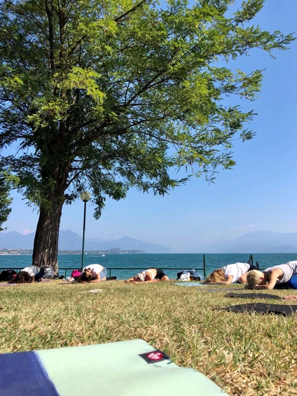 Lezione di Yoga in gruppo in esterna con vista sul Lago di Garda 1